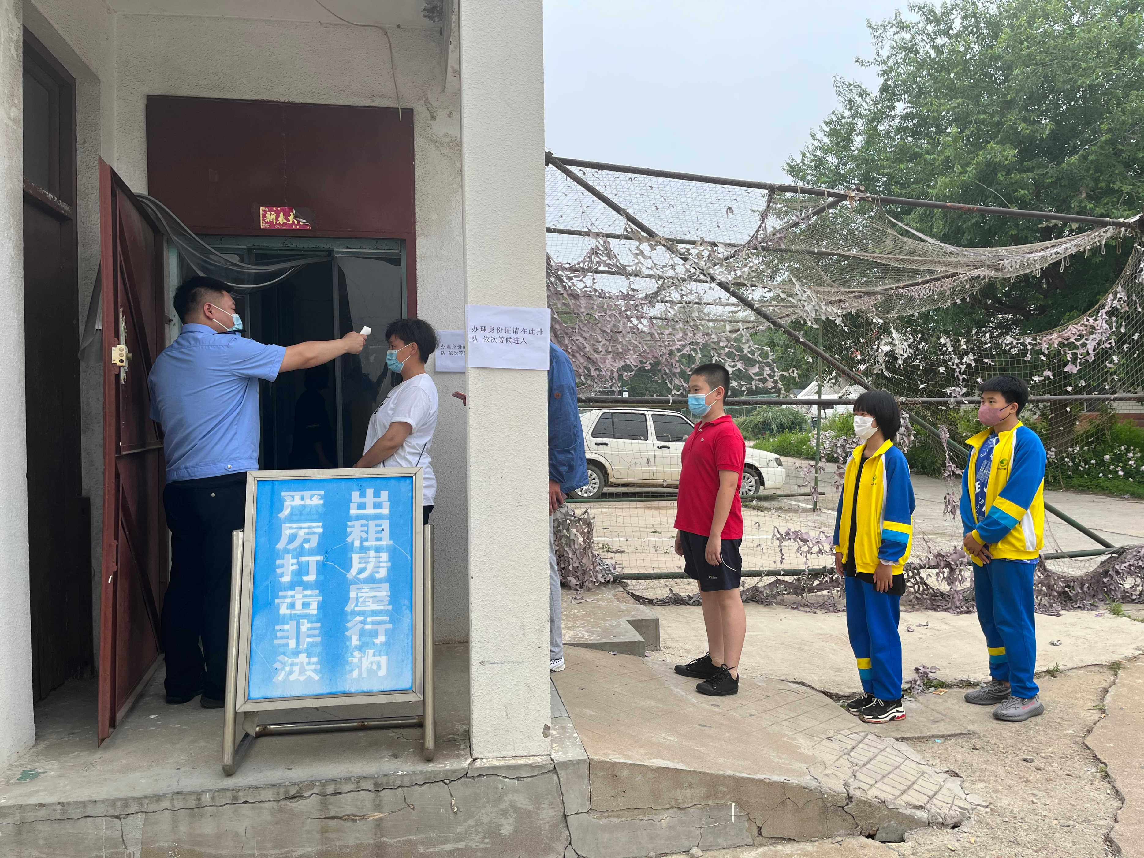 南戴河海防派出所开通“绿色通道” ，集中为中小学生办理居民身份证