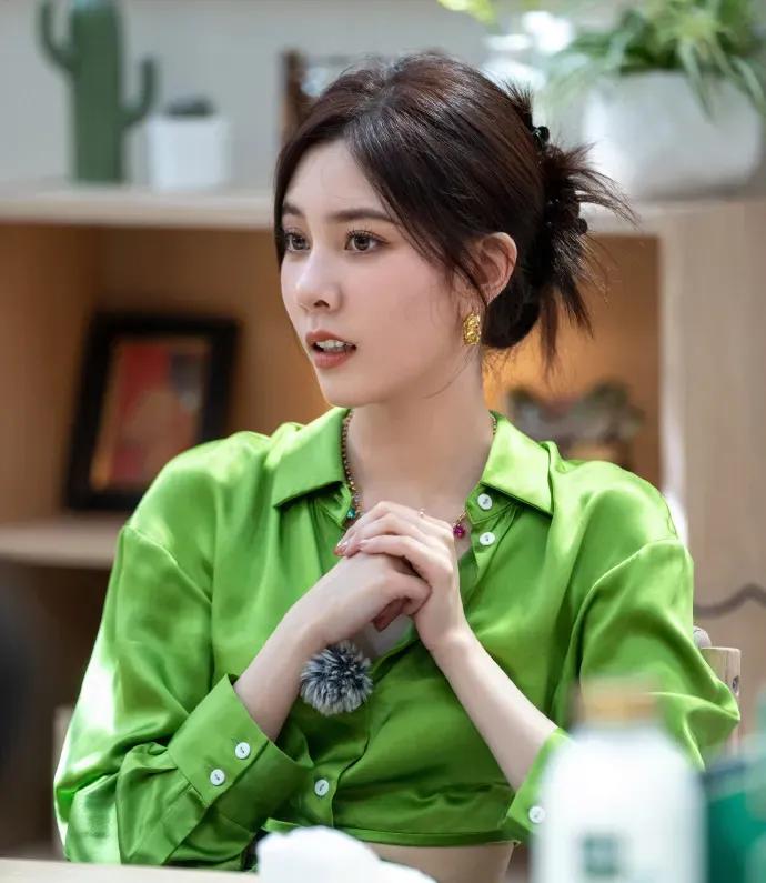 宋妍霏把牛油果绿穿出了高级和美艳