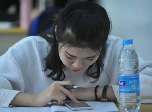 大学生写的“鲸落字体”火了，独特可爱又唯美，深受不少学生喜欢