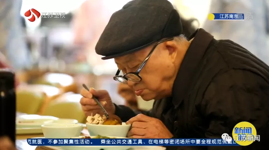 88岁老人七八年间闹着搬了8次家，直到碰上一群“戏精”│温暖多一度