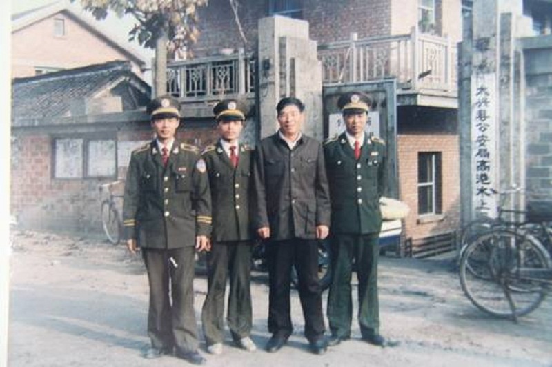 一个连名字都不会写的放羊老头，凭独门绝技成了警界顶尖追踪专家