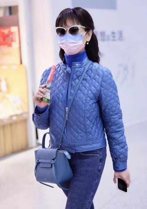赵雅芝真是无龄美魔女！穿蓝色棉服清新减龄，配牛仔裤哪像68岁？