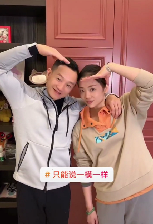 杨威晒4岁双胞胎女儿，感慨基因太强大，欢欢连眉毛都跟爸爸一样