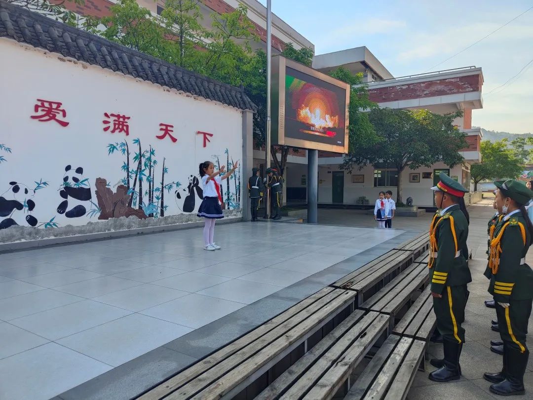 温馨五月天，感恩母亲节｜——合江小学举行第十二周主题升旗仪式