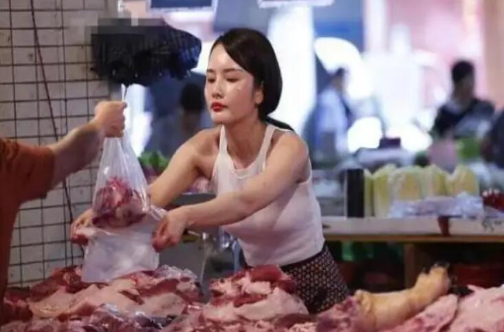 广西女人卖猪肉，利用“人的赌性”，一年盈利62万，进来学套路