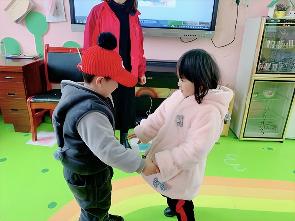 教师在干预幼儿同伴冲突时应多使用礼貌用语，多用商量协调的方式