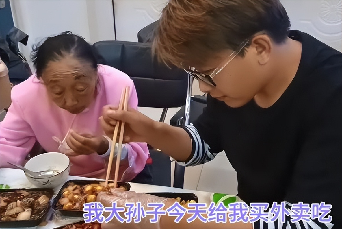 85岁马玉琴晚年凄苦，丈夫却整日大鱼大肉，年收入曝光令人咋舌