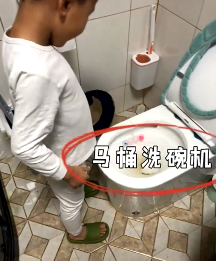 马桶迎来高光时刻，被学生当成洗碗机，场面一度有些失控