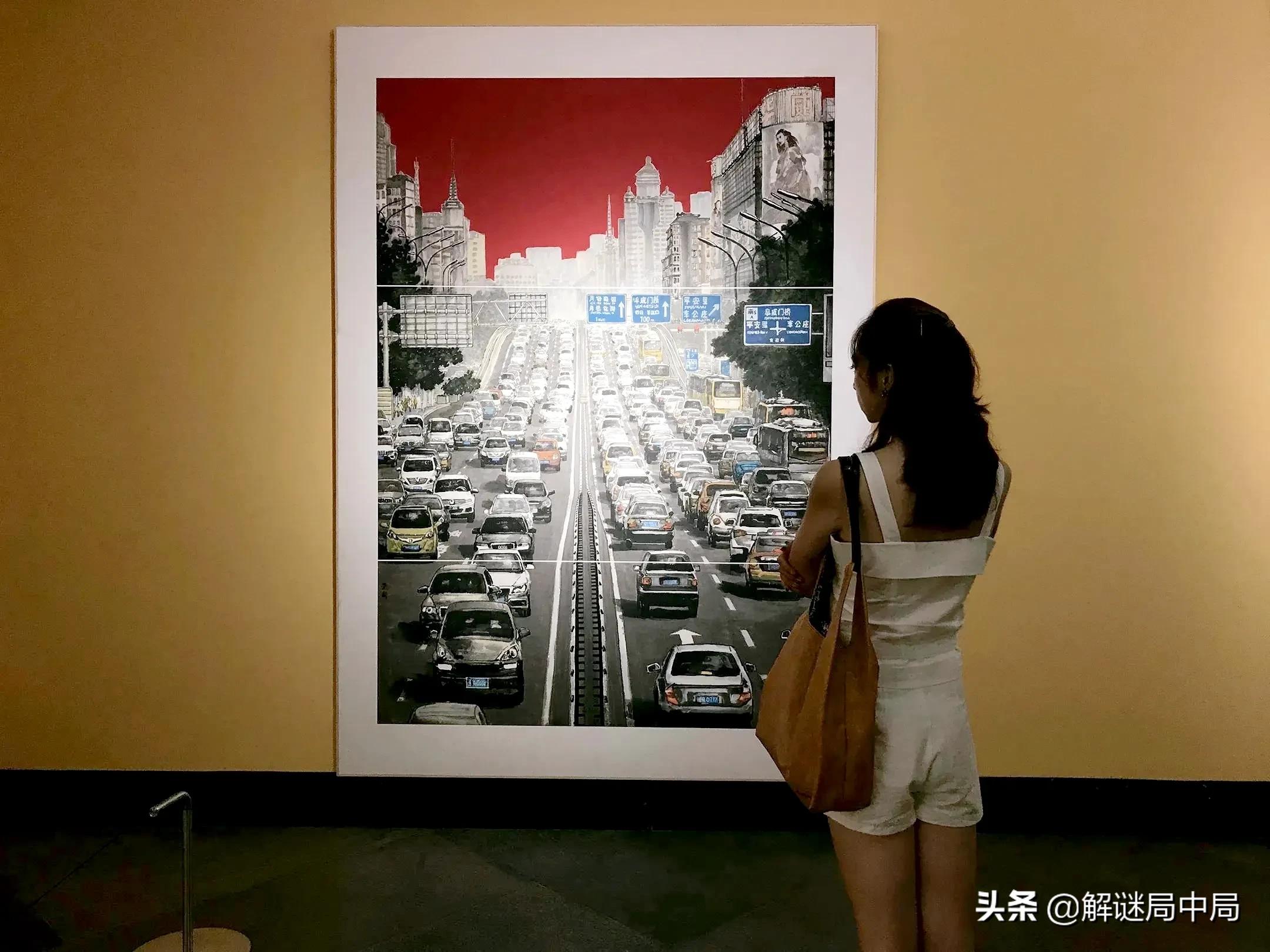 贵州女主持人晒出画展照片，白色裙装和画成对比，太知性和惊艳了