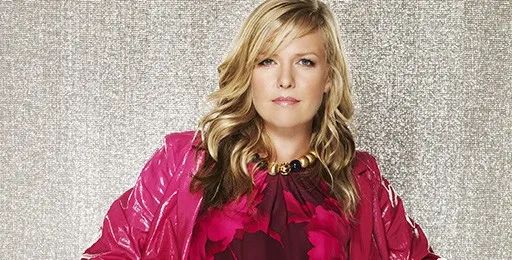 很严肃认真地向企业老总推荐电视剧《丑女贝蒂》