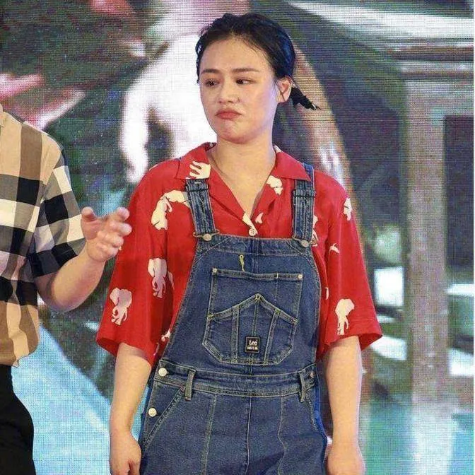 马思纯周冬雨真的把你当朋友吗(马思纯讨好周冬雨时)
