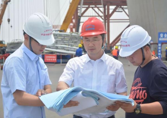 他考入北京名校，助力解决世界级工程难题，斩获领域“最高奖”，受到全国表彰！