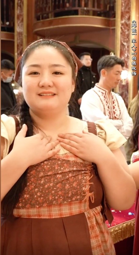 沈腾片场好暖心！不忍女演员低温受冻，亲自递毛毯让对方红了眼