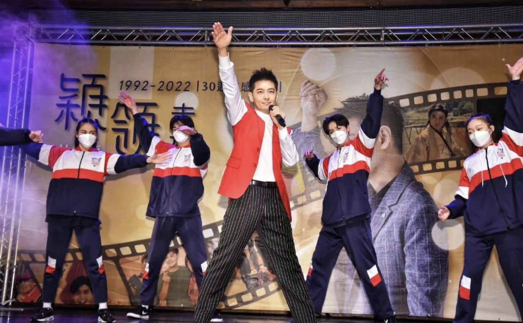 林志颖回母校庆祝出道30周年，学弟学妹们伴舞，站满楼道人气超高