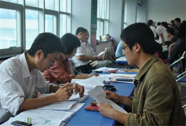 公务员出现“聘任制”，签合同直接入职，以后还是“铁饭碗”吗？