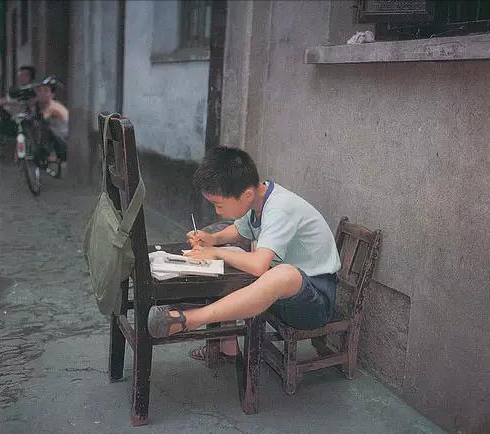 内蒙古教师张秀荣：花半月工资给贫困生买鞋，26年后学生买房报恩