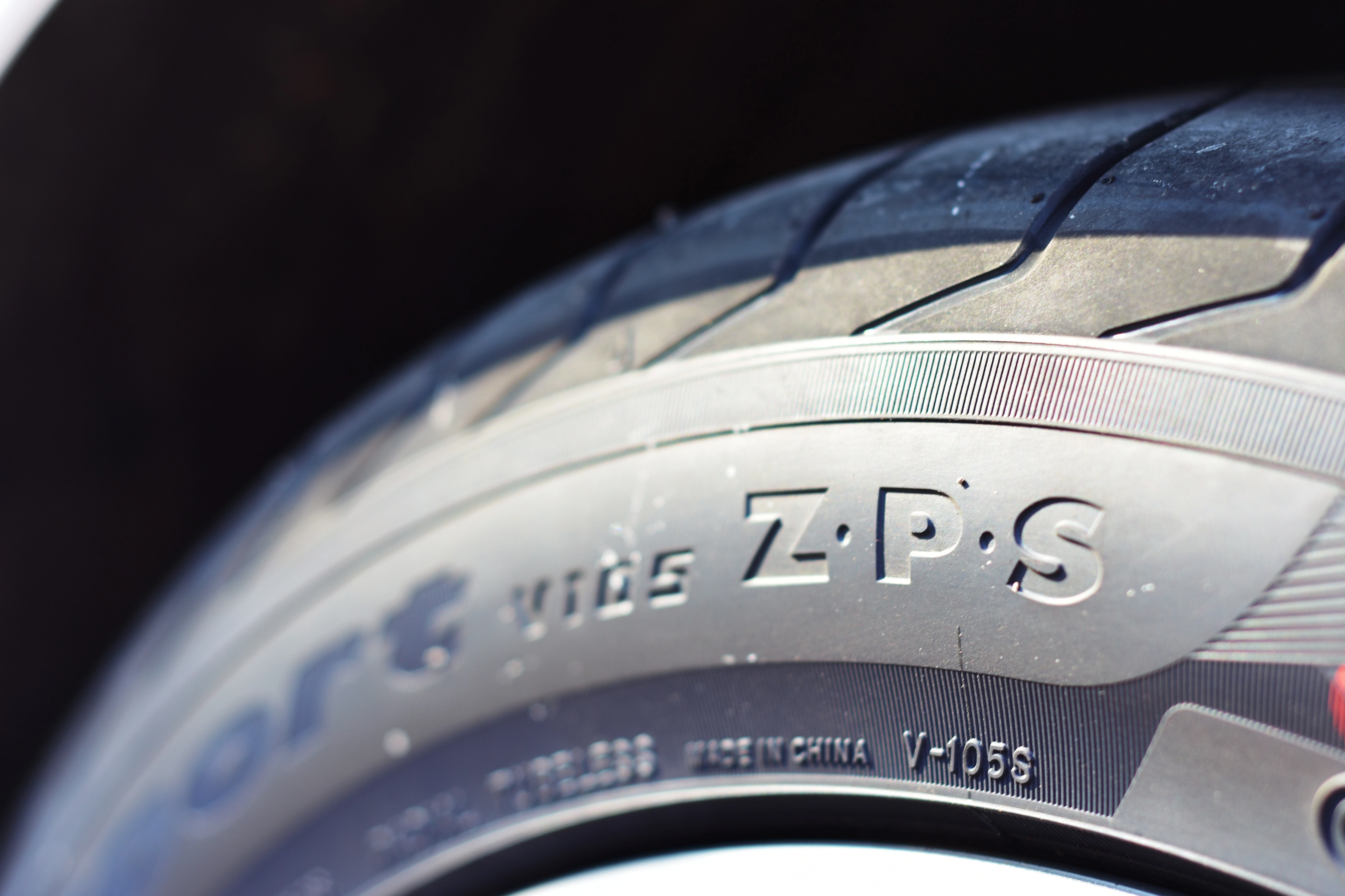奔驰E级舒适再升级——换装优科豪马Z.P.S缺气保用轮胎