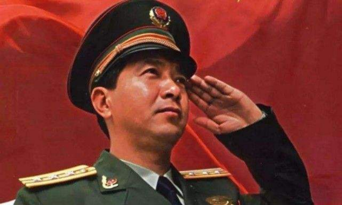 战斗英雄丁晓兵：亲手斩断右臂，插在腰间回国，享左手军礼特权