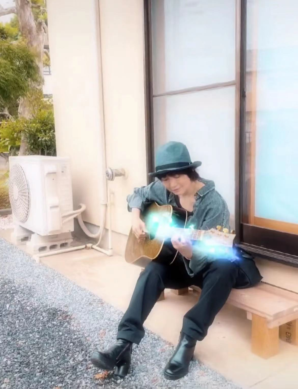 53岁斯琴格日乐放飞自我，坐在路边弹唱无人认出，突然大叫蹦老高