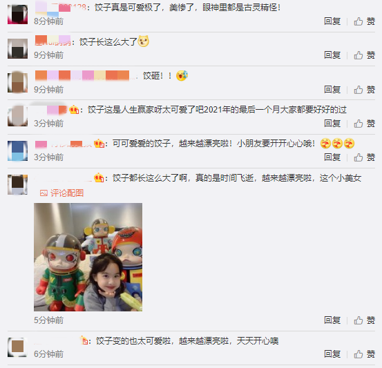 包文婧晒女儿近照，饺子涂口红托腮甜笑，颜值变化大越长越漂亮