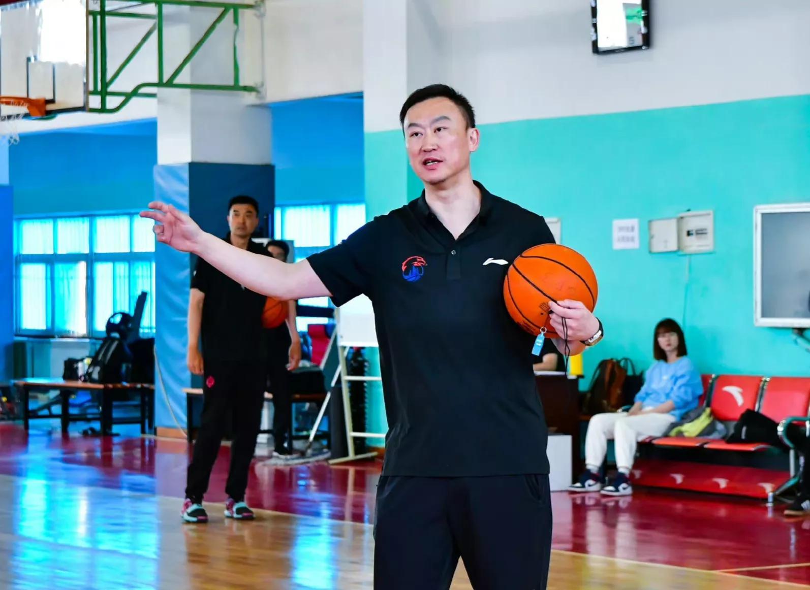 cba教练哪个最严厉(CBA5大名帅，杜锋执教严厉，郭士强性格儒雅，王博善于思考)