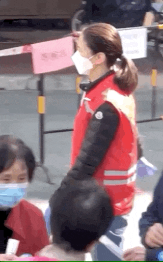 袁咏仪春节返港与儿子团聚，从背后抱魔童超有爱，母子同框像姐弟