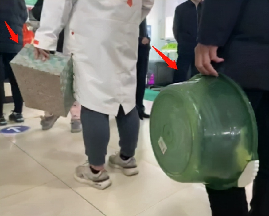 西北大学禁止学生食堂就餐，每个寝室派代表打饭，“饭桶”成亮点