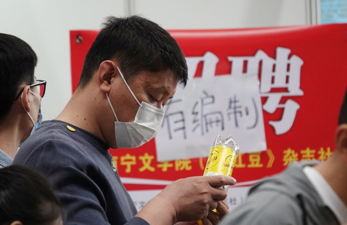 “铁饭碗”职业排名更新，军队文职成为榜首，公务员排名出乎意料