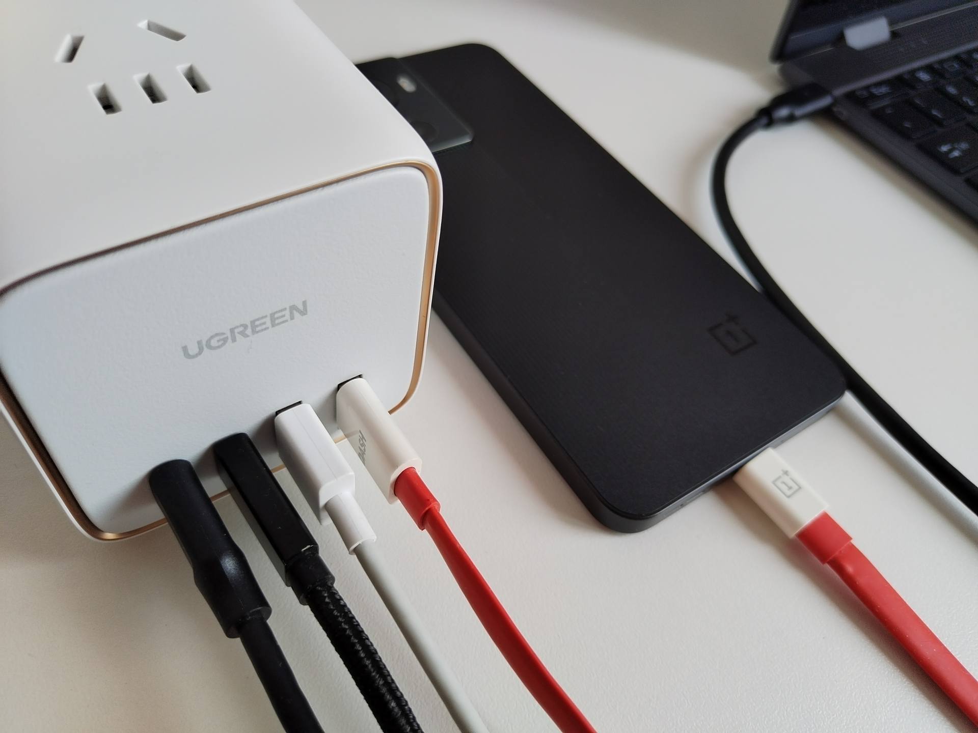 电子设备多，桌面杂乱无章，数码博主用绿联65W智充魔盒轻松搞定