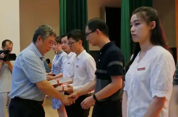 大学导员工资多少（大学辅导员工资曝光）