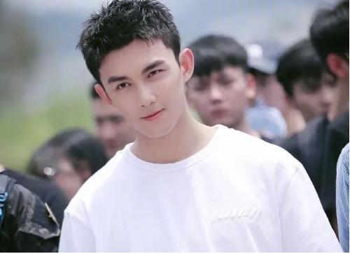 初二男生搞女生图片(初中生不良发型火了) - 赤虎壹号