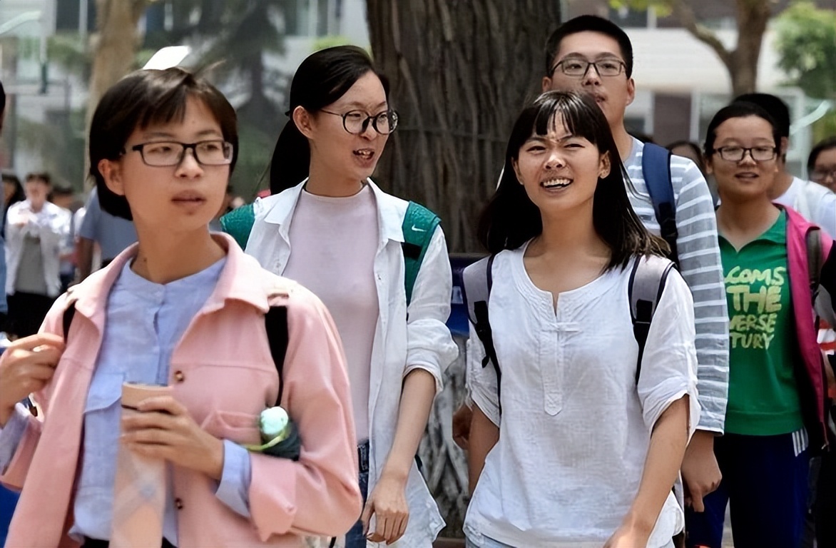 大学生“生活费”等级排行，1500元只能算中等？贫民贵族差距大