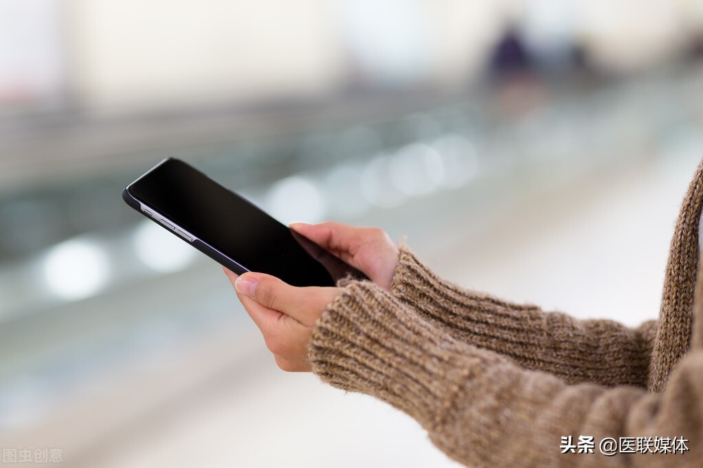 经常睡前躺着玩手机？或会面临这4个伤害，看完赶紧停下来