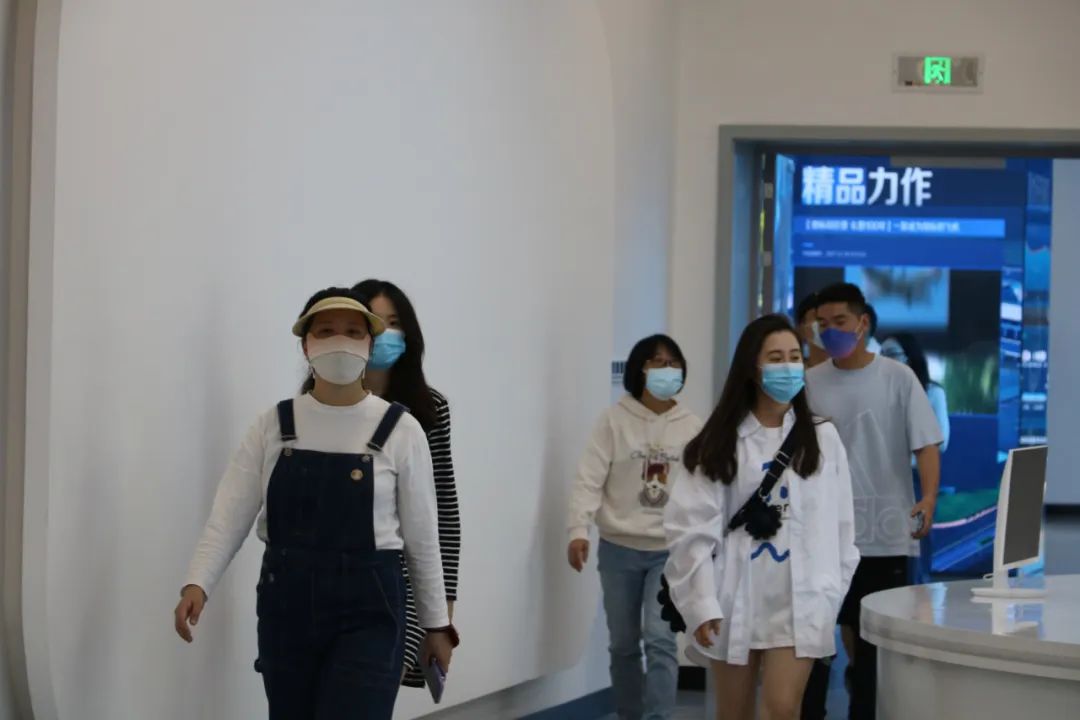 双流区实验小学外国语学校全体教师受邀到区融媒体中心参观学习