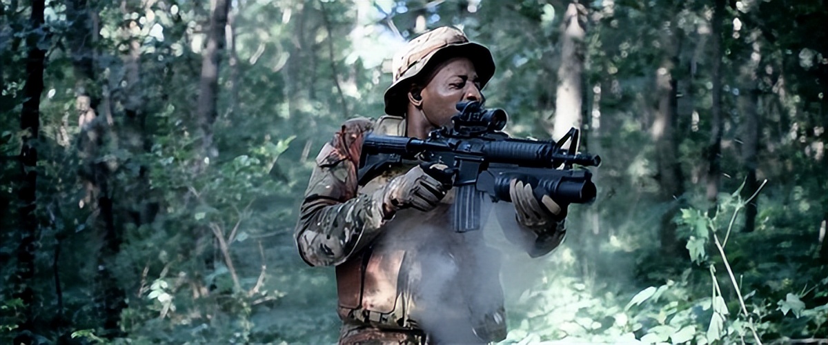 吴京硬汉枪战动作片《战狼》武器解析盘点