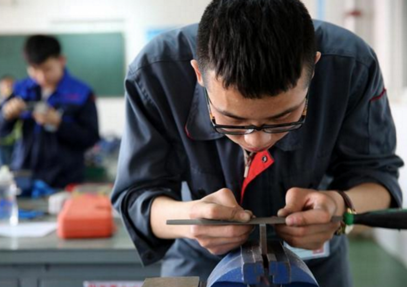 “大专生”熬夜考清华，评论区万条谩骂，努力的样子可悲又可笑？