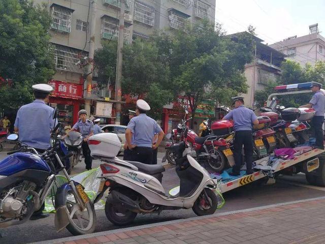 C1駕駛證不能駕駛4類車輛，包括摩托車，查到會被扣12分罰2000元