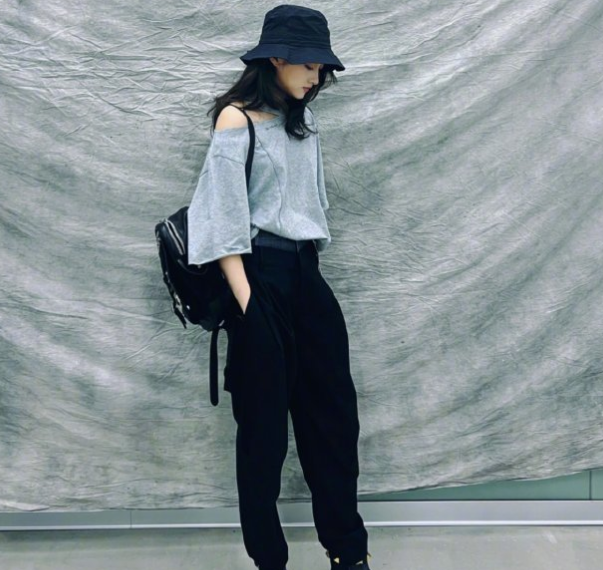 关晓彤晒美照，露肩上衣微露锁骨眼神妩媚，一双大长腿太优越