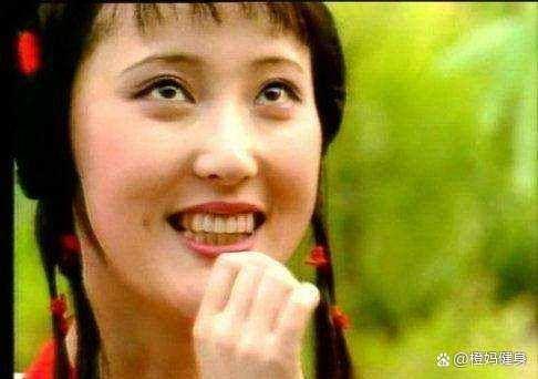 《梦华录》中为什么赵盼儿为什么总拿着扇子呢？