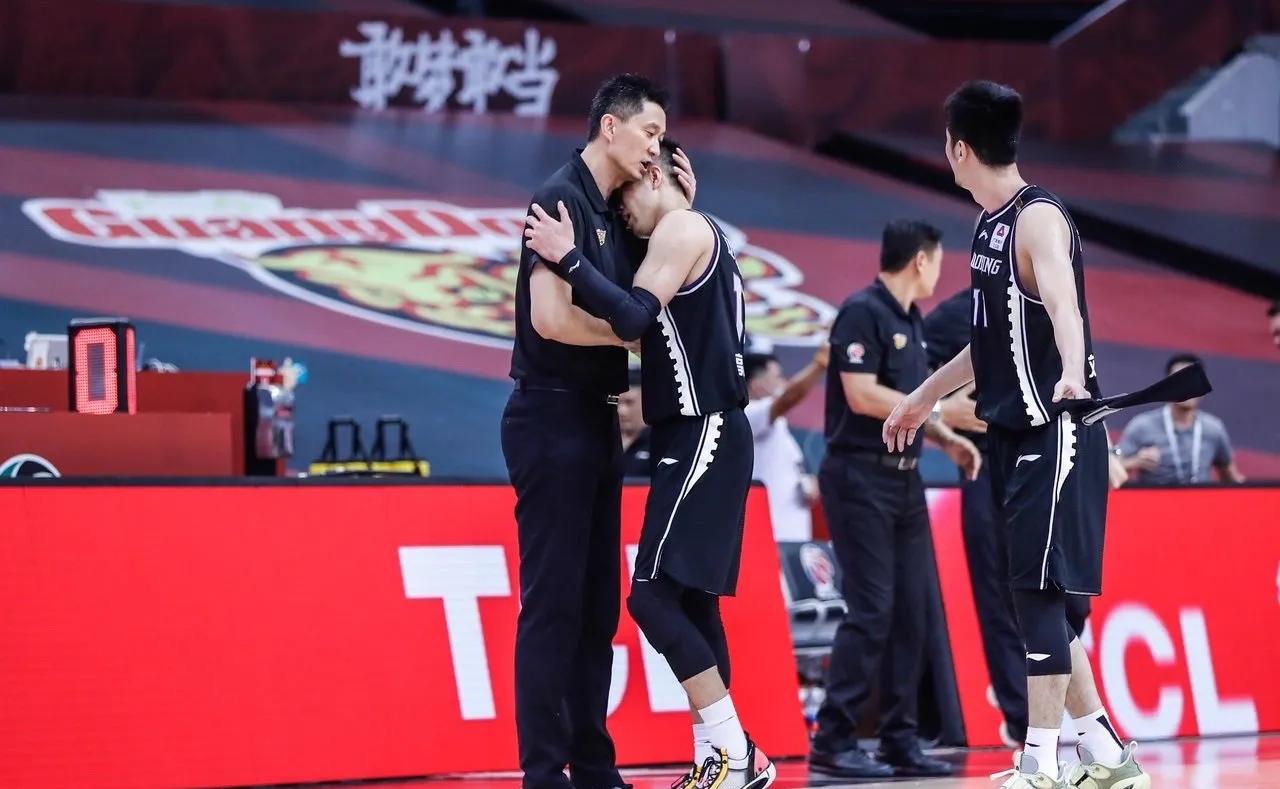 nba球员为什么都喜欢姚明(姚明为何总给人一种不待见郭艾伦，偏爱易建联的感觉呢？真相了)