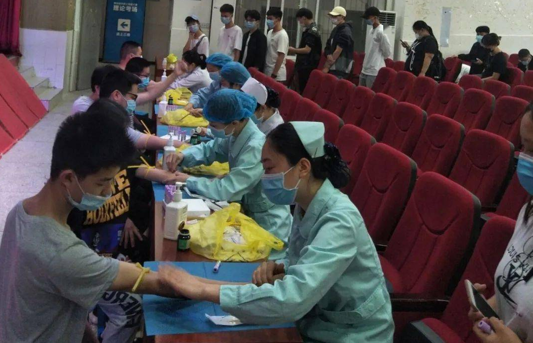 高考体检时的“名场面”，个别学生“脱光光”，还有的吓成表情包