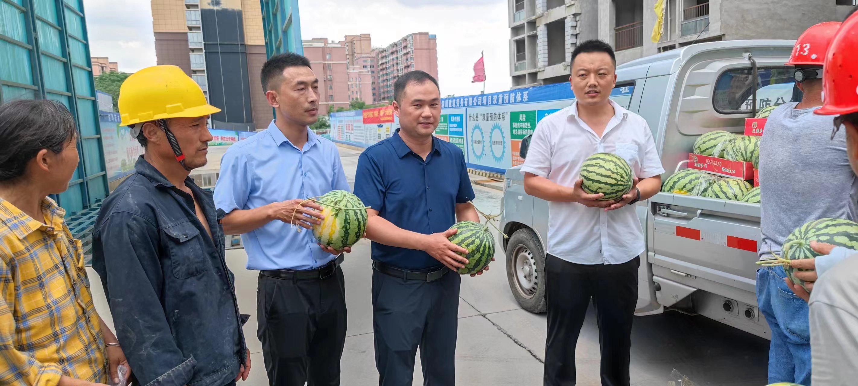 情系农民工 盛夏送清凉 驻马店富地公园学府关爱民工万斤西瓜免费送