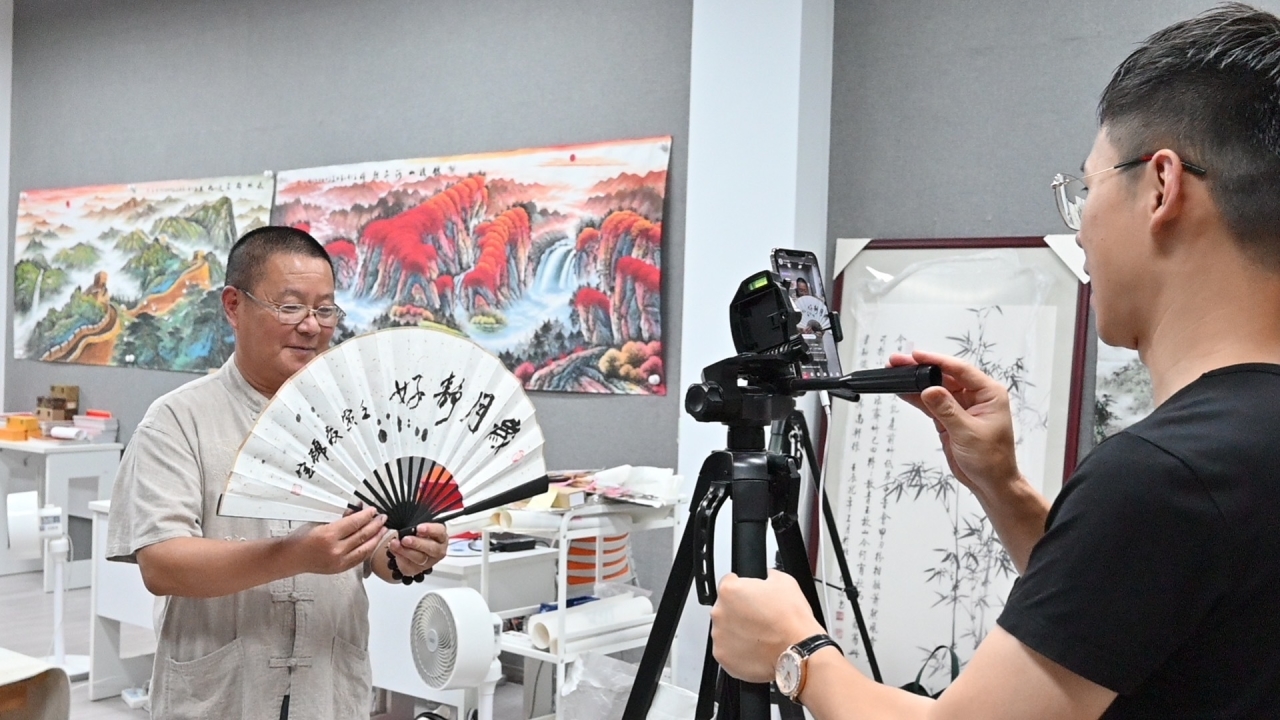 老人“玩”直播 银领助共富