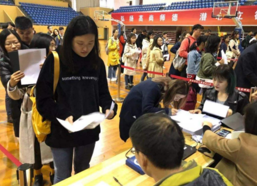 研究生的学费清单走红，一般家庭可能难以承担，学生看后心酸不已