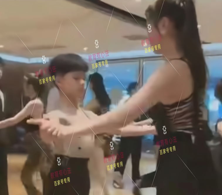 儿子参加舞蹈班，女老师“近身”教学，效果虽好但不可常用
