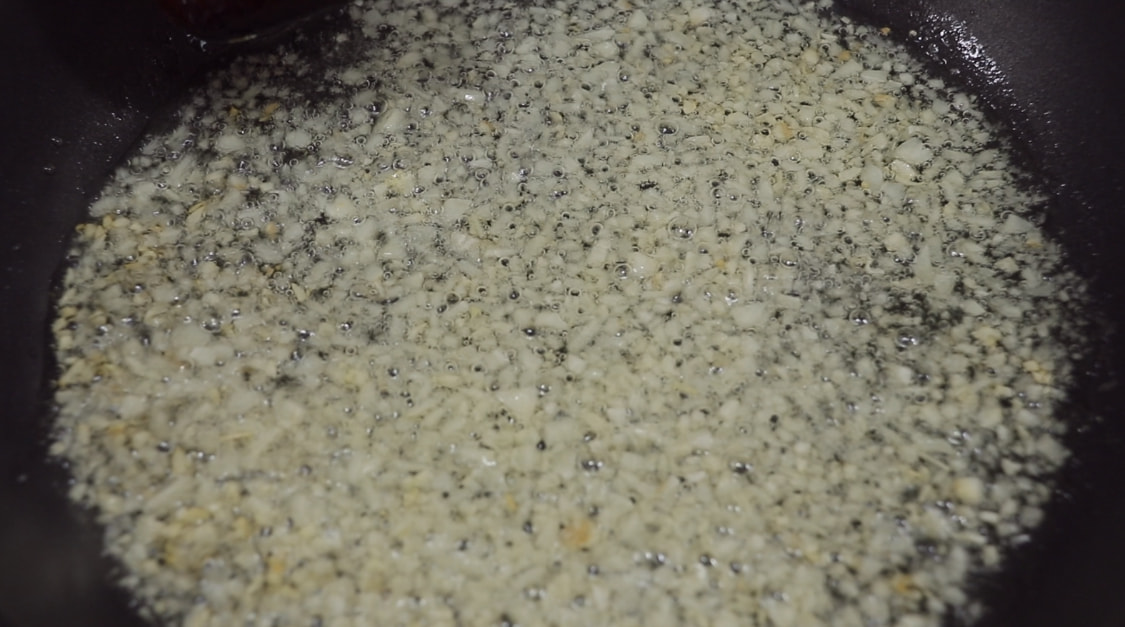 冬天里茄子还能这样吃，往里面打入一个鸡蛋，真香！别不懂吃