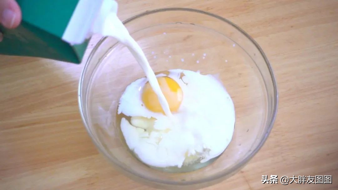 不加糖油的香蕉脆布丁，一勺下去，眼泪不争气地从嘴角流出来