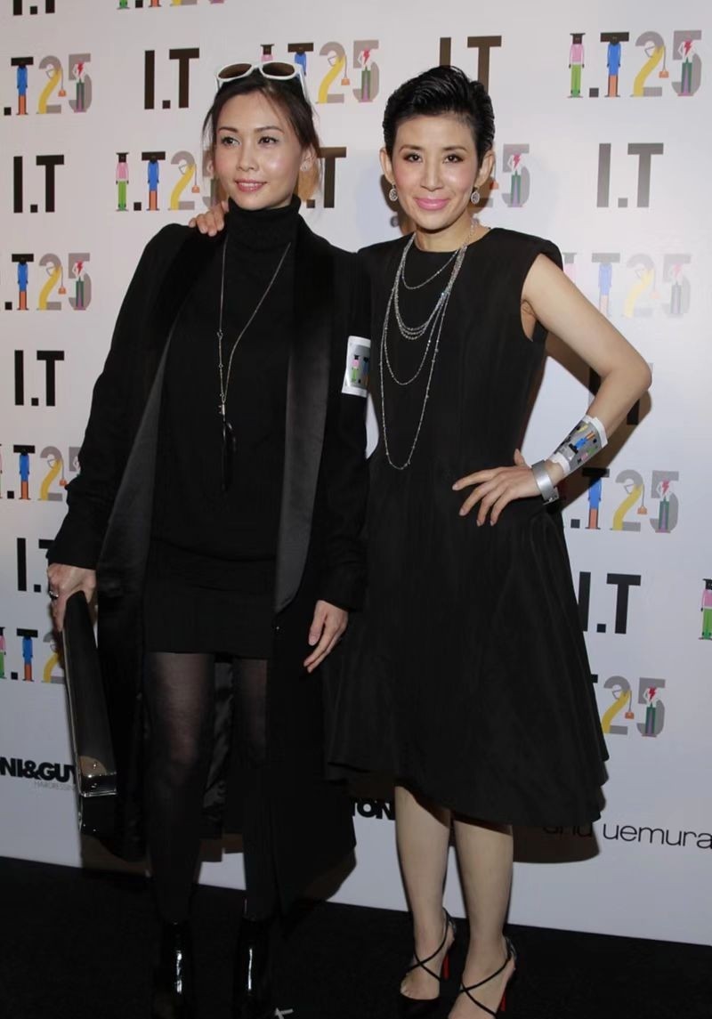 邱淑贞罕见携夫亮相，颜值冻龄似吃防腐剂，豪门丈夫半秃头像爸