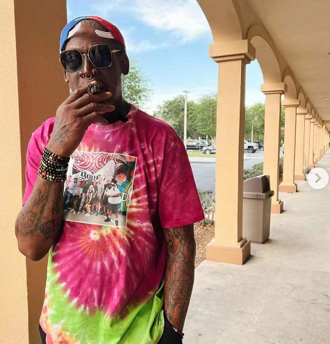 为什么nba总冠军戴墨镜(60岁罗德曼近况:依然"风骚"依旧,墨镜一戴谁也