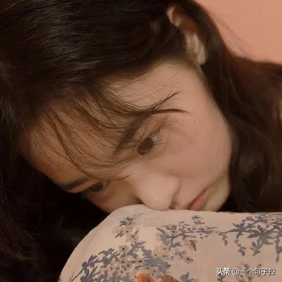 我总在不经意间陷入悲伤，无奈如风拂过心头，连叹息都无声无息。